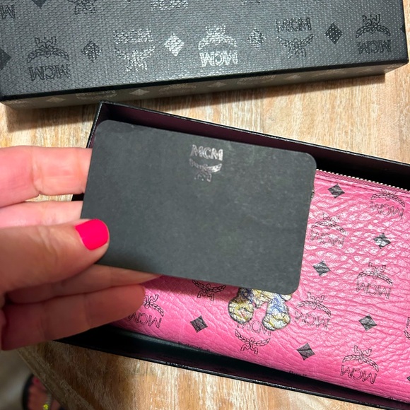 Re-Posh MCM large rabbit wallet with box - Picture 3 of 6